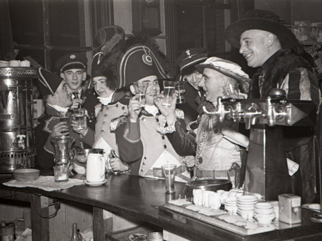 Activiteiten_web_tenst5x11carnaval_1950 prins M Ceulemans in staionrestauratie (jpg) Activiteiten_web_tenst5x11carnaval_1950 prins M Ceulemans in staionrestauratie (jpg)